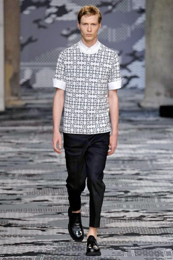Fotoservizio/SS 2016/MEN/NEIL BARRETT/DP1/27