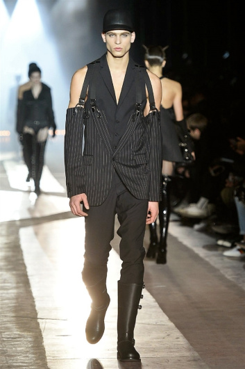 Fotoservizio/FW 2018-2019/MEN/MOSCHINO/DP2/1