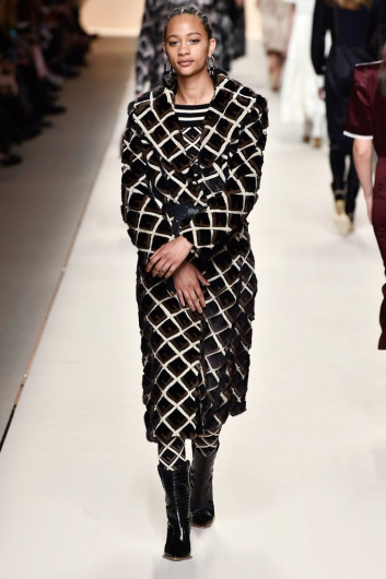 Fotoservizio/FW 18-19/WOMEN/FENDI/DP2/0