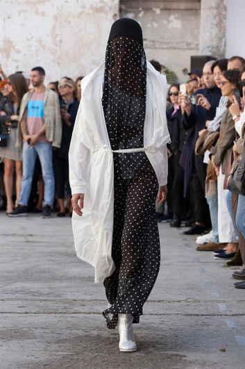 Fotoservizio/SS 2018/WOMEN/ERRORIST GUERRILLA SHOW - 15 YEARS OF MARIOS/DP2/15
