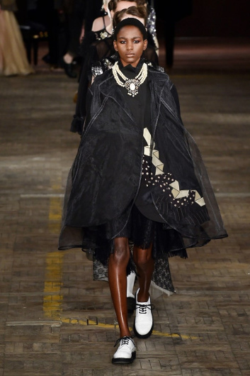 Fotoservizio/FW 18-19/WOMEN/ANTONIO MARRAS/DP2/0