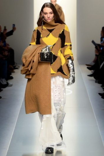 Fotoservizio/FW 18-19/WOMEN/ERMANNO SCERVINO/DP2/1