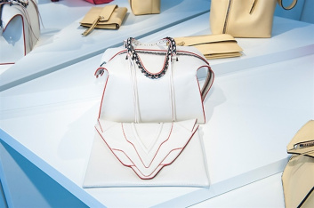 Fotoservizio/SS 2016/WOMEN/ELENA GHISELLINI/DP2/1
