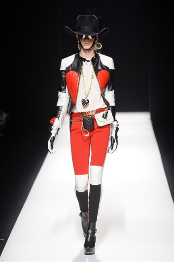 Fotoservizio/FW 2012-2013/WOMEN/MOSCHINO/3
