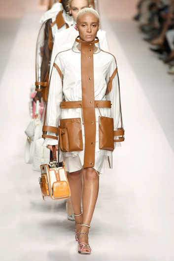 Fotoservizio/SS 2019/WOMEN/SFILATA/FENDI/DP2/34