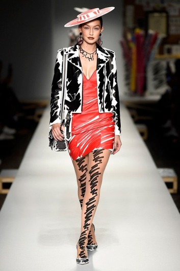 Fotoservizio/SS 2019/WOMEN/SFILATA/MOSCHINO/DP2/1