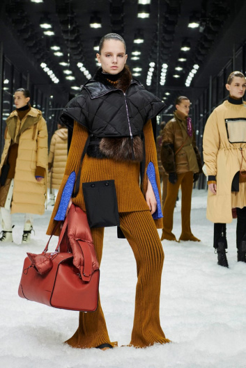 Fotoservizio/FW 19-20/WOMEN/SFILATA/MONCLER/DP2/60