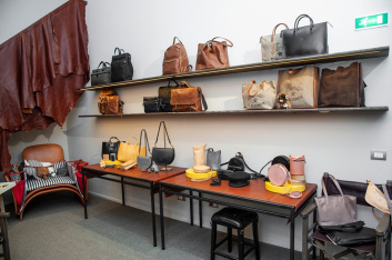 Fotoservizio/FW 19-20/WOMEN/PRESENTAZIONE/IL BISONTE/DP2/1
