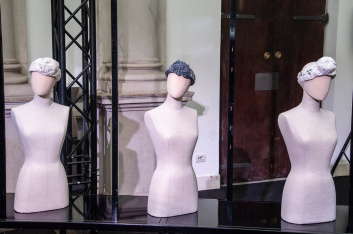 Fotoservizio/FW 19-20/WOMEN/PRESENTAZIONE/LAURA STRAMBI/DP2/18