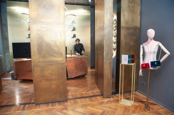 Fotoservizio/FW 19-20/WOMEN/PRESENTAZIONE/JIMMY CHOO/DP2/21