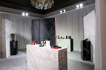 Fotoservizio/FW 19-20/WOMEN/PRESENTAZIONE/GIUSEPPE ZANOTTI/DP2/1