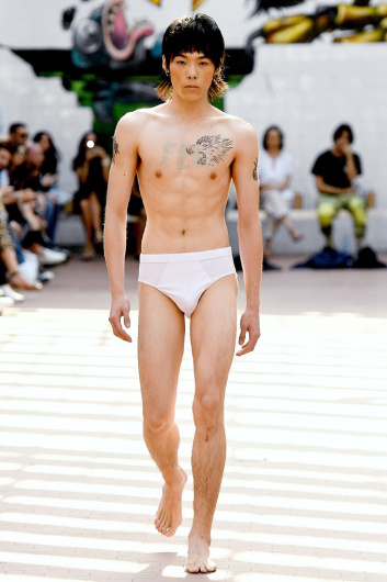 Fotoservizio/SS 2020/MEN/SFILATA/NUMERO 00/DP2/10