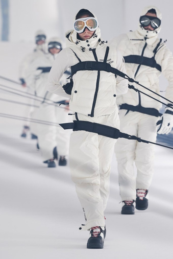 Fotoservizio/FW 20-21/WOMEN/SFILATA/MONCLER/DP2/59