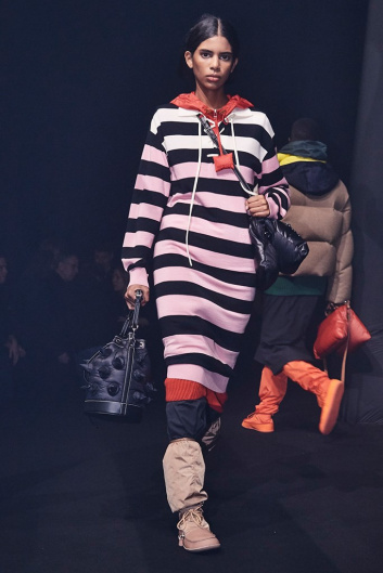 Fotoservizio/FW 20-21/WOMEN/SFILATA/MONCLER/DP2/98