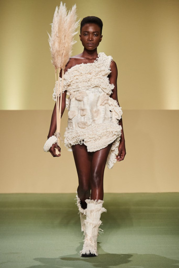 Fotoservizio/FW 21-22/WOMEN/SFILATA/WE ARE MADE IN ITALY (BLACK LIVES MATTER IN ITALIAN FASHION - COLLECTIVE)/DP2/2