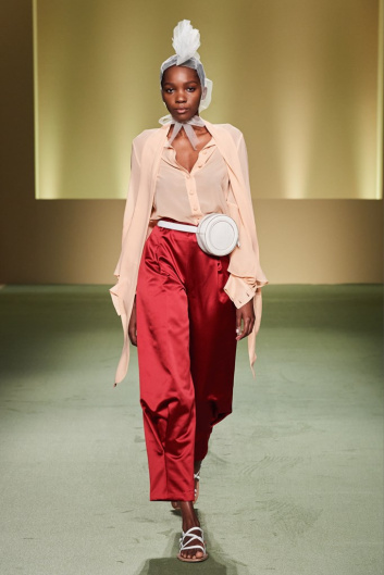 Fotoservizio/FW 21-22/WOMEN/SFILATA/WE ARE MADE IN ITALY (BLACK LIVES MATTER IN ITALIAN FASHION - COLLECTIVE)/DP2/12