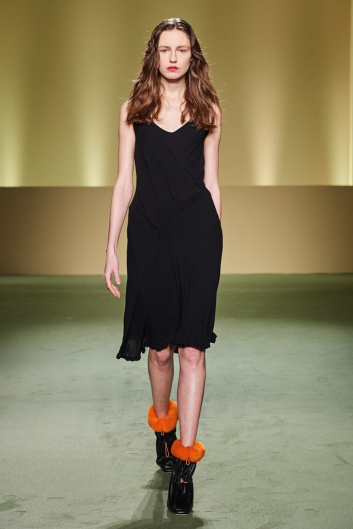 Fotoservizio/FW 21-22/WOMEN/SFILATA/WE ARE MADE IN ITALY (BLACK LIVES MATTER IN ITALIAN FASHION - COLLECTIVE)/DP2/23