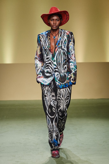 Fotoservizio/FW 21-22/WOMEN/SFILATA/WE ARE MADE IN ITALY (BLACK LIVES MATTER IN ITALIAN FASHION - COLLECTIVE)/DP2/28