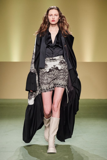 Fotoservizio/FW 21-22/WOMEN/SFILATA/WE ARE MADE IN ITALY (BLACK LIVES MATTER IN ITALIAN FASHION - COLLECTIVE)/DP2/19