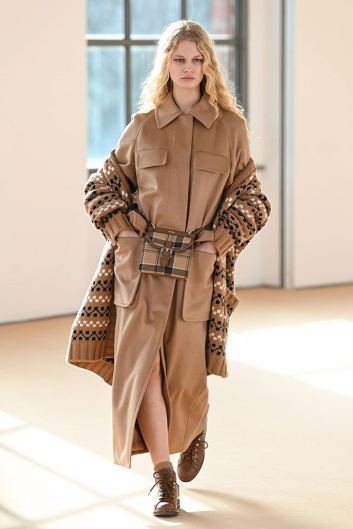 Fotoservizio/FW 21-22/WOMEN/SFILATA/MAX MARA/DP2/19
