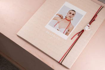 Fotoservizio/SS 2021/WOMEN/PRESENTAZIONE/BEATRICE B/DP2/1