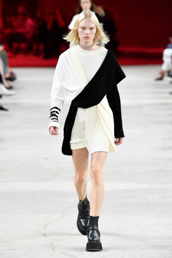 Fotoservizio/SS 2022/WOMEN/SFILATA/PORTS 1961/DP2/12