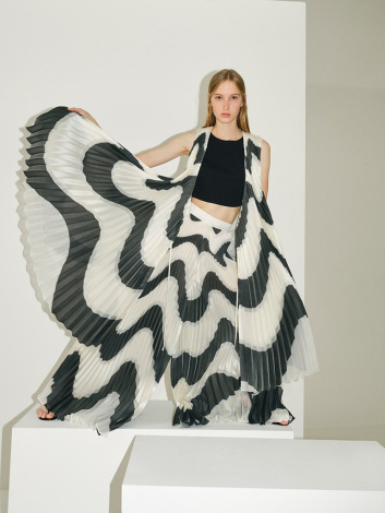 Fotoservizio/SS 2022/WOMEN/PRESENTAZIONE/MILA SCHÖN/DP2/7