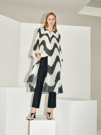 Fotoservizio/SS 2022/WOMEN/PRESENTAZIONE/MILA SCHÖN/DP2/3