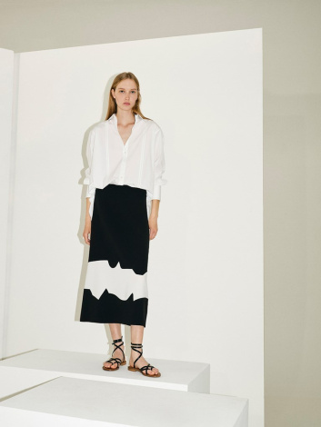 Fotoservizio/SS 2022/WOMEN/PRESENTAZIONE/MILA SCHÖN/DP2/4