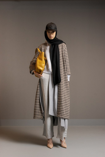 Fotoservizio/FW 22-23/WOMEN/SFILATA/WE ARE MADE IN ITALY (BLACK LIVES MATTER IN ITALIAN FASHION - COLLECTIVE)/DP2/3