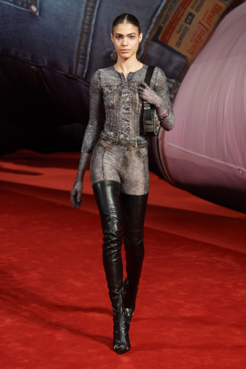 Fotoservizio/FW 22-23/WOMEN/SFILATA/DIESEL/DP2/19