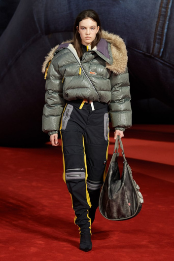 Fotoservizio/FW 22-23/WOMEN/SFILATA/DIESEL/DP2/22