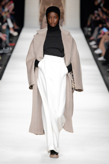 Fotoservizio/FW 22-23/WOMEN/SFILATA/MAX MARA/DP2/1