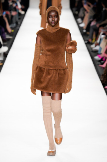 Fotoservizio/FW 22-23/WOMEN/SFILATA/MAX MARA/DP2/0