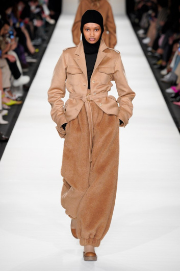 Fotoservizio/FW 22-23/WOMEN/SFILATA/MAX MARA/DP2/3