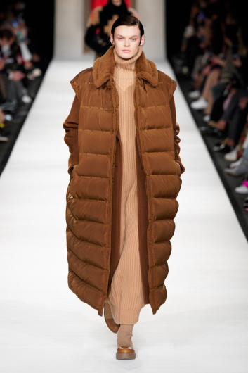 Fotoservizio/FW 22-23/WOMEN/SFILATA/MAX MARA/DP2/12