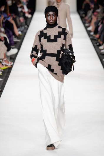 Fotoservizio/FW 22-23/WOMEN/SFILATA/MAX MARA/DP2/0