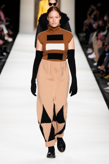 Fotoservizio/FW 22-23/WOMEN/SFILATA/MAX MARA/DP2/17