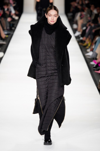 Fotoservizio/FW 22-23/WOMEN/SFILATA/MAX MARA/DP2/22