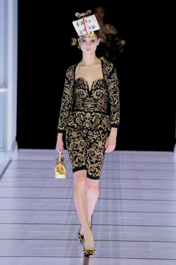 Fotoservizio/FW 22-23/WOMEN/SFILATA/MOSCHINO/DP2/21