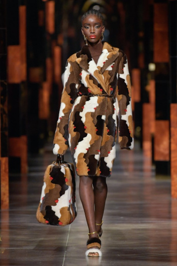 Fotoservizio/SS 2022/WOMEN/SFILATA/FENDI/DP2/3