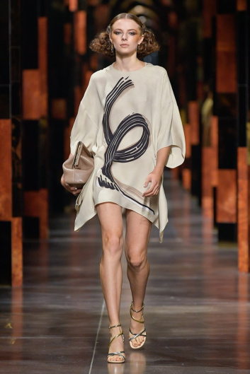 Fotoservizio/SS 2022/WOMEN/SFILATA/FENDI/DP2/0