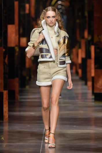 Fotoservizio/SS 2022/WOMEN/SFILATA/FENDI/DP2/2