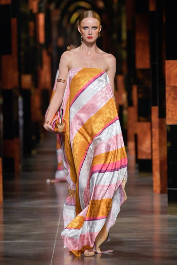 Fotoservizio/SS 2022/WOMEN/SFILATA/FENDI/DP2/10