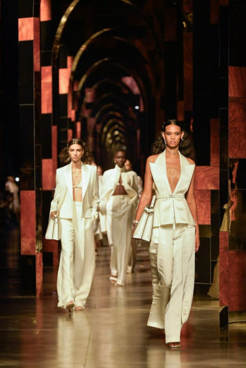 Fotoservizio/SS 2022/WOMEN/SFILATA/FENDI/DP2/0