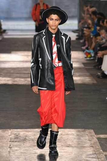 Fotoservizio/SS 2023/MEN/SFILATA/MOSCHINO/DP2/1