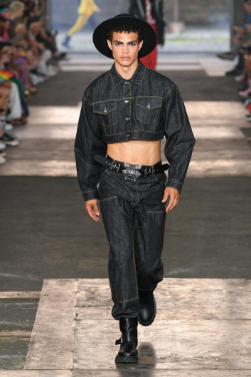 Fotoservizio/SS 2023/MEN/SFILATA/MOSCHINO/DP2/0