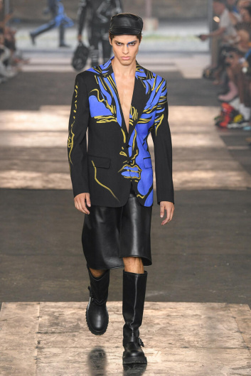 Fotoservizio/SS 2023/MEN/SFILATA/MOSCHINO/DP2/17