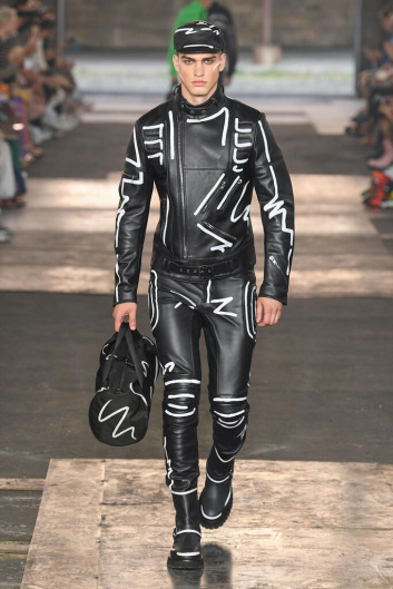 Fotoservizio/SS 2023/MEN/SFILATA/MOSCHINO/DP2/18