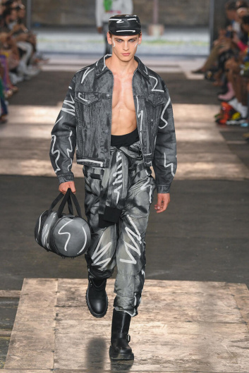 Fotoservizio/SS 2023/MEN/SFILATA/MOSCHINO/DP2/1